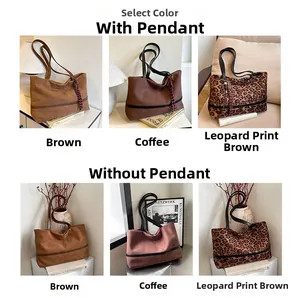 Détails des grands sacs cabas en velours marron, café et imprimé léopard avec charms
