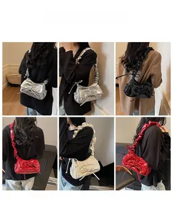 Dettagli della tracolla a pieghe e del fiocco su borse lucide in stile balletto trendy