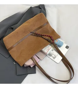 Détail du grand sac cabas en velours marron montrant l'espace intérieur et texture