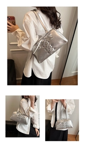 Silbrige metallische Damen Achseltasche, Vintage Stil Kissen Handtasche mit Schnürung Detail.