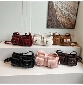 Detailansicht stilvoller Multi-Pocket-Schultertaschen in sechs Farben in der Ausstellung