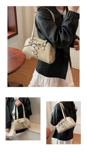 Detaillierte Collage zeigt verschiedene Winkel der cremefarbenen Bowling-Schultertasche