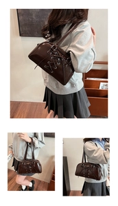 Retro Lackleder Umhängetasche für Damen, schicke Kreuzschnürung Achsel Kissen Handtasche.