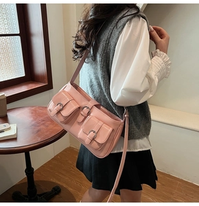 Rosafarbene Lackleder-Schultertasche mit Schnallentaschen in einem Lifestyle-Modell-Look