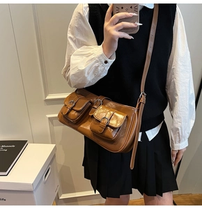 Detailansicht der braunen Retro-Schultertäsche mit Doppel-Vordertaschen und Metallschnallen