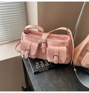 Detail der rosa Lackleder-Kissentasche mit zwei Vordertaschen und Metallschnallen