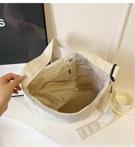 Détail de l'intérieur du sac fourre-tout blanc avec compartiments et poche zippée