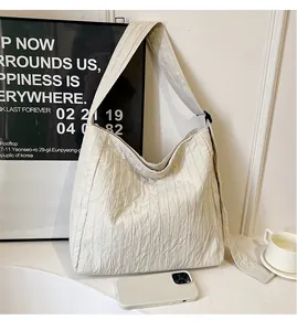 Vue détaillée du sac cabas blanc cassé par rapport à un smartphone et une tasse