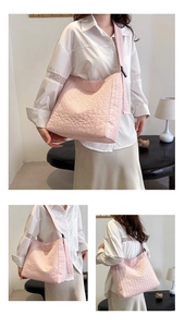 Vue sous trois angles d'un sac cabas plissé rose avec bandoulière réglable et matelassage