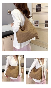 Détail d'un grand sac bandoulière marron plissé avec bandoulière réglable et texture