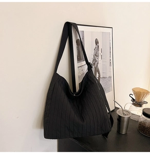 Détail du sac cabas plissé noir montrant le tissu en nylon et la grande capacité