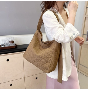 Grand sac cabas marron à texture plissée dans un style de mode minimaliste quotidien