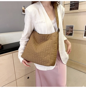 Sac cabas matelassé marron montrant sa grande capacité et sa texture douce