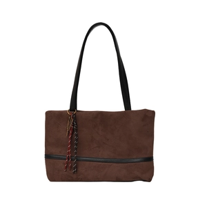 Sac cabas en daim marron avec fines bandoulières noires et pendentif tressé élégant