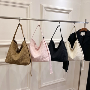 Grands sacs cabas en quatre couleurs avec texture plissée et style chic urbain