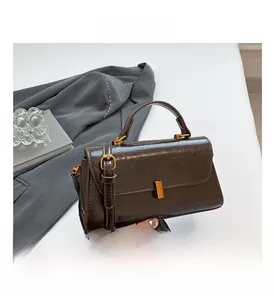 Detailansicht der dunkelbraunen Handtasche aus geöltem Leder mit Metallschnalle