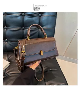 Details einer braunen Vintage-Lederhandtasche mit elegantem goldenem Rechteckverschluss