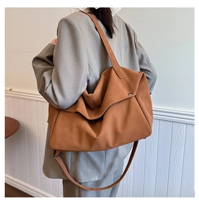 Λεπτομέρεια καφέ vintage μεγάλης τσάντας tote με ματ υφή και διακοσμητικές ραφές