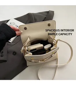 Binnenzicht van gebroken witte crossbodytas met ruime opbergruimte voor benodigdheden