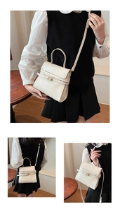 Trois vues d'un sac carré en cuir crème avec boucle de ceinture et bandoulière