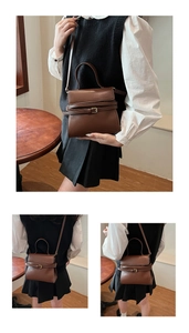 Détails d'un sac carré marron foncé avec ceinture décorative et boucle métallique