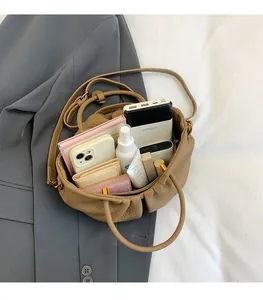 Vue de dessus du sac seau en cuir marron montrant sa grande capacité pour le quotidien