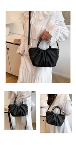 Détails du sac plissé noir à texture litchi avec bandoulière réglable et boucles dorées