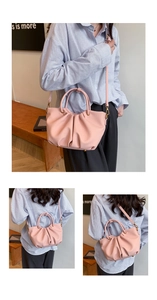 Détail du sac nuage plissé en cuir litchi rose avec bandoulière et finitions dorées