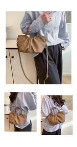 Détails du sac plissé marron avec motif litchi, finitions dorées et bandoulière fine