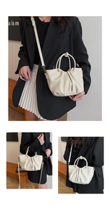 Détail du sac bandoulière plissé crème avec texture litchi et finitions dorées