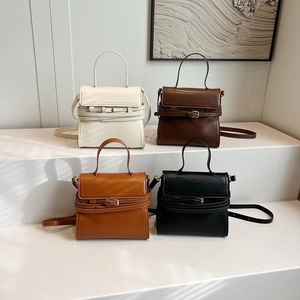 Sac à bandoulière carré chic avec ceinture décorative et poignée en quatre coloris