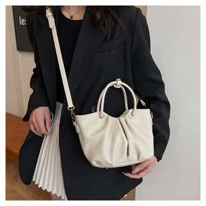 Détails du sac blanc plissé en cuir grainé avec ferrures dorées et clous de protection