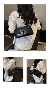 Détail d'un sac baguette en cuir noir avec une boucle carrée dorée signature