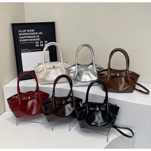 Dettaglio borse shopper plissettate in cinque colori con finiture in metallo dorato
