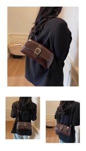 Détails du sac baguette en cuir marron brillant avec une boucle carrée dorée élégante