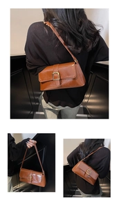 Détails du sac baguette marron avec texture de cuir brillant et boucle en métal doré chic