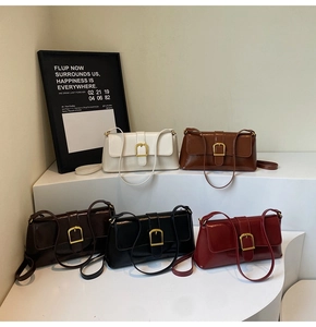 Sélection de sacs baguette en cuir chic en cinq couleurs sur supports géométriques