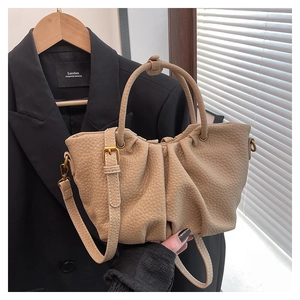 Détail du cuir à grain litchi et des plis en nuage de ce sac à main élégant