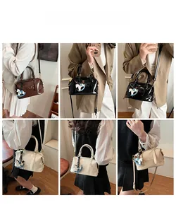 Vues détaillées du sac Boston avec logo embossé et breloque cheval en plusieurs coloris