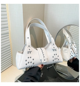 Elegante witte leren tas voor onder de arm met zilveren klinknagels in een detailopname.