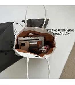 Innenansicht der weißen Leder-Tote-Bag mit großem Fassungsvermögen für Alltagsgegenstände