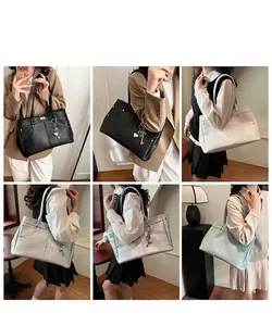 Details zur Tote-Bag mit Litschi-Struktur in verschiedenen Farben und Herzanhängern