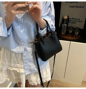 Detailansicht der stilvollen schwarzen Ledertasche mit zwei praktischen Griffen.