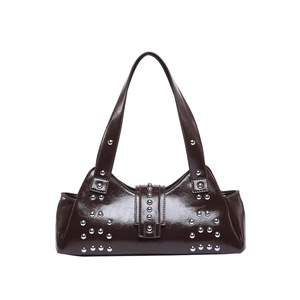 Sac baguette punk en cuir verni marron foncé avec rivets argentés et style rétro Y2K