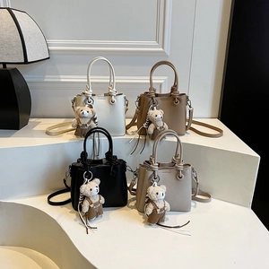 Sac bandoulière chic en cuir grainé en quatre couleurs avec breloques d'ours en peluche