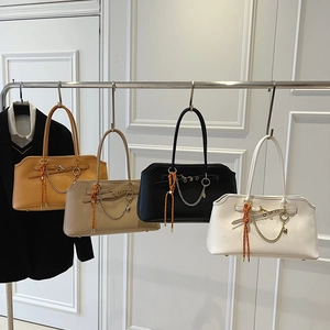 Minimalist large capacity shoulder bags in four colors with gold chains and woven charms