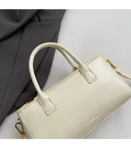 Vue détaillée du sac à main crème avec logo CLEAROK et ferrures dorées élégantes