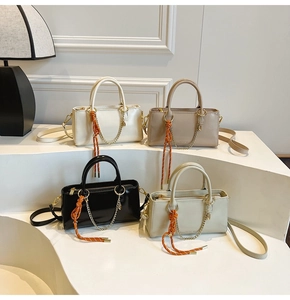 Petits sacs carrés chics en blanc noir et beige avec chaîne dorée et détail de nœud