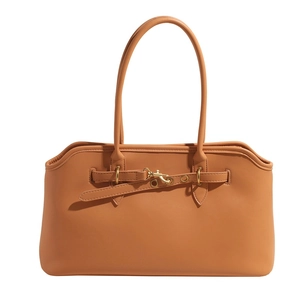 Grande borsa a tracolla minimalista in pelle marrone con fibbia dorata e bordo ondulato