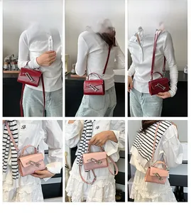 Vue détaillée d'un petit sac carré avec fermoir géométrique et cuir brillant pour femme